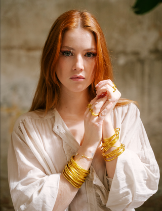 Detalle del Pack de 10 pulseras finas Pippa Gold