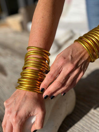 Brazo con pulseras doradas